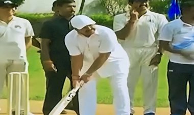 Edappadi Palaniswami Playing Cricket-எடப்பாடி பழனிச்சாமி அவர்கள் கிரிக்கெட் விளையாடுகிறார்