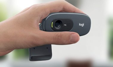 Logitech C270 HD Webcam, HD 720p/30fps, Widescreen HD Video Calling, HD Light Correction, Noise-Reducing Mic, for Skype, FaceTime, Hangouts, WebEx, PC/Mac/Laptop/MacBook/Tablet - Black