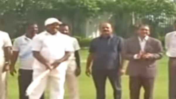 Edappadi Palaniswami Playing Cricket-எடப்பாடி பழனிச்சாமி அவர்கள் கிரிக்கெட் விளையாடுகிறார்
